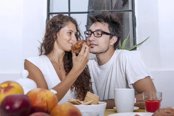 Pasangan remaja sarapan di rumah — Stok Foto