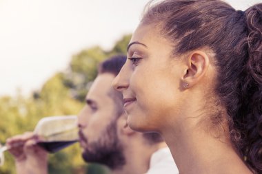 Genç çift tost gün batımında profil portresi