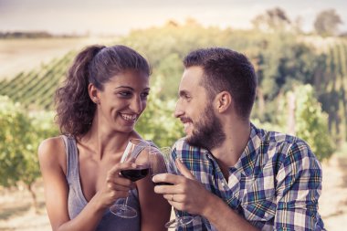 genç bir çift bir bağ kızartma