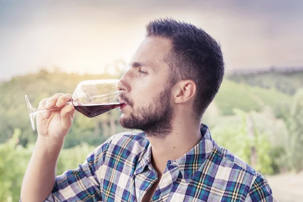 Knappe bebaarde man rode wijn drinken uit glas — Stockfoto