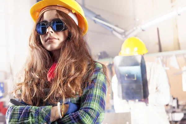 Retrato de una trabajadora bonita en una fábrica de acero — Foto de Stock