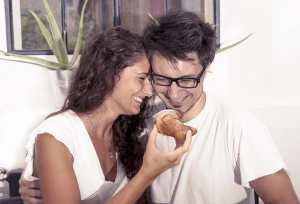 Подростковая пара завтракает дома — стоковое фото