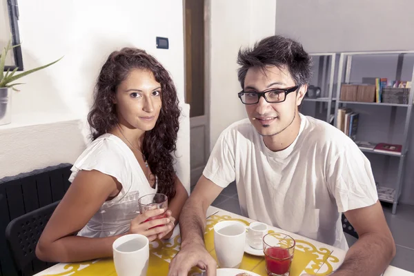 Pasangan remaja sarapan di rumah — Stok Foto