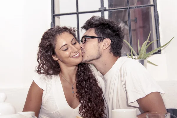 Pareja de adolescentes desayuna en casa —  Fotos de Stock