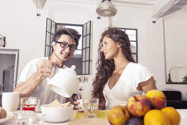 Pasangan remaja sarapan di rumah — Stok Foto