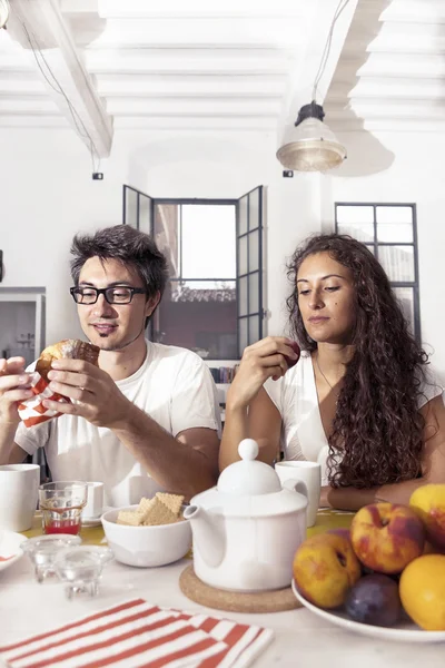 Tiener paar heeft ontbijt thuis — Stockfoto