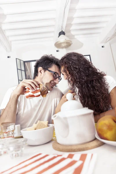 Pasangan remaja sarapan di rumah — Stok Foto