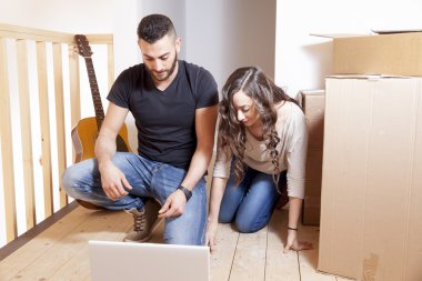 Genç çift bilgisayara gelecek yeni ev planları