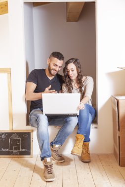 Genç çift bilgisayara gelecek yeni ev planları