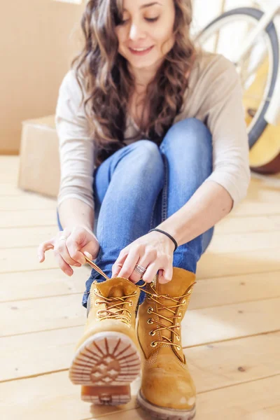 Симпатичная девушка завязывая его треккинговые туфли — стоковое фото