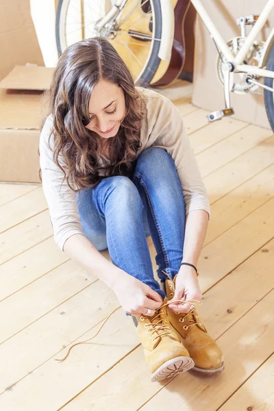 Menina bonita amarrando seus sapatos de trekking — Fotografia de Stock