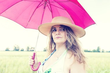 yağmur altında bir yolda yürüyen güzel Bayan