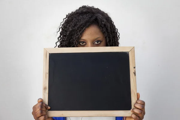 年轻的非洲裔美国女孩显示一块黑板 — 图库照片