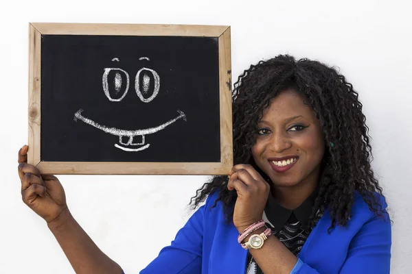 Junge afrikanisch-amerikanische Mädchen zeigt eine Tafel mit einem Smiley dra — Stockfoto