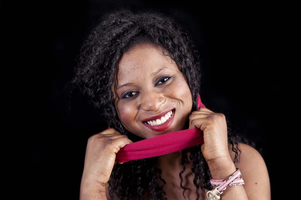 Portré, fiatal afro-amerikai női leveszi neki piros blin — Stock Fotó