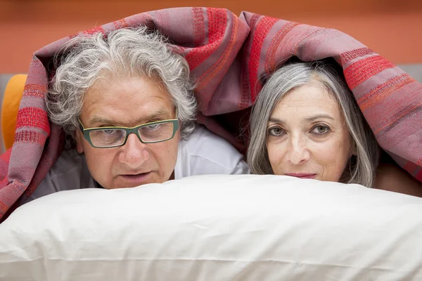 Nahaufnahme eines reifen Paares, das sich zu Hause im Bett entspannt — Stockfoto