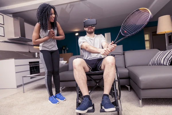 Joven ayuda a un discapacitado que juega al tenis — Foto de Stock