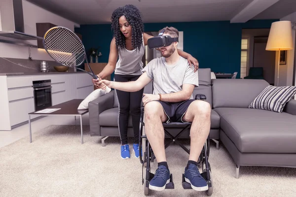 genç kız Tenis oynayan bir devre dışı yardımcı olur.