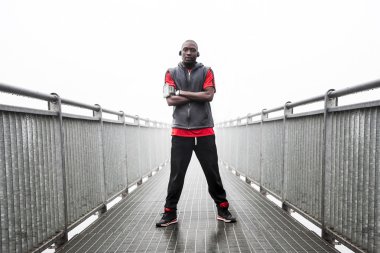 Siyah Amerikalı atlet yarış önce streç kasları