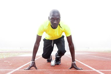 atlet başlayan blok üzerinde