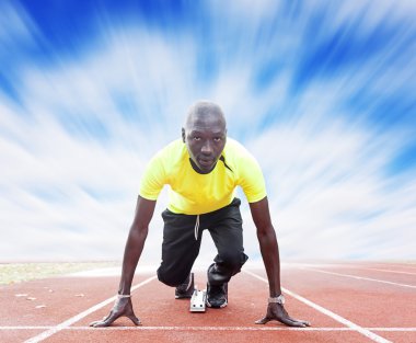 atlet başlayan blok üzerinde