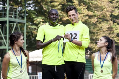 athlets töreninde podyumda