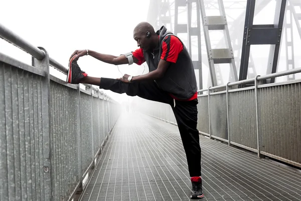 Coureur américain noir étirer les muscles avant la course — Photo