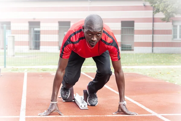 atlet başlayan blok üzerinde