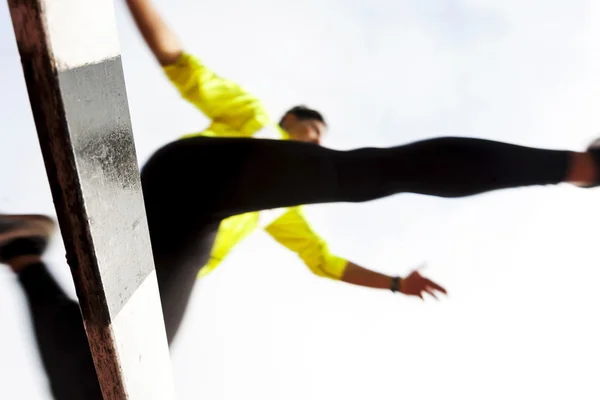 Young athlete jumping during obstacle race — Stock Photo, Image