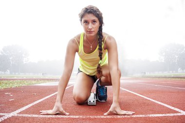 atlet başlayan blok üzerinde