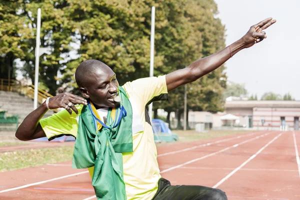 Atleta afro-americano celebra vitória — Fotografia de Stock