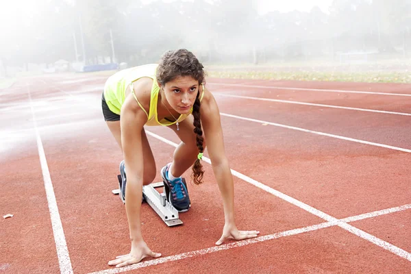 Atleta en los bloques de partida —  Fotos de Stock