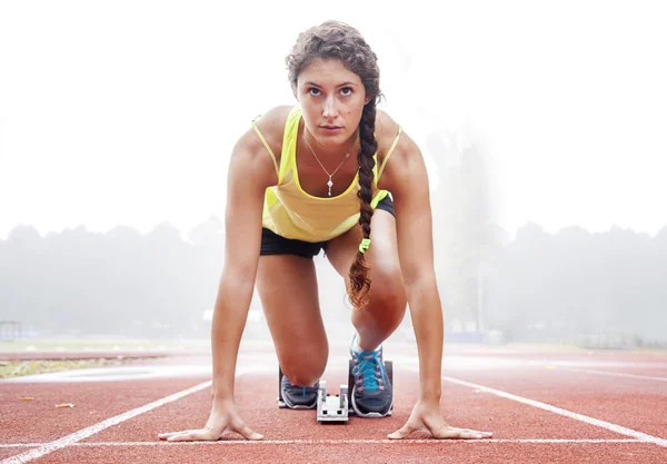 Atleta nos blocos iniciais — Fotografia de Stock