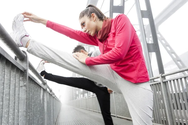 Young runner stretch muscles before the race — Stock Photo, Image