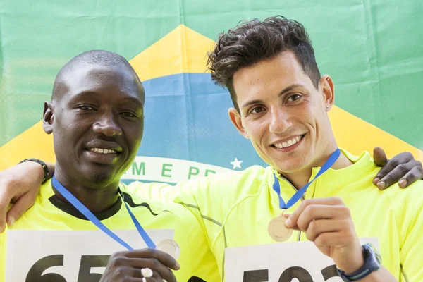 altın madalya kazanan sporcular gösterir