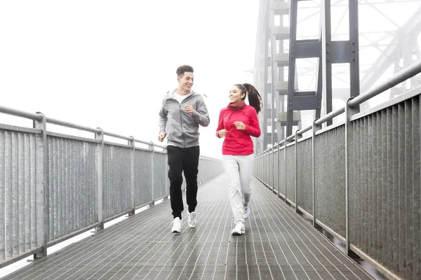 Ritratto di allegra coppia caucasica correre all'aperto — Foto Stock