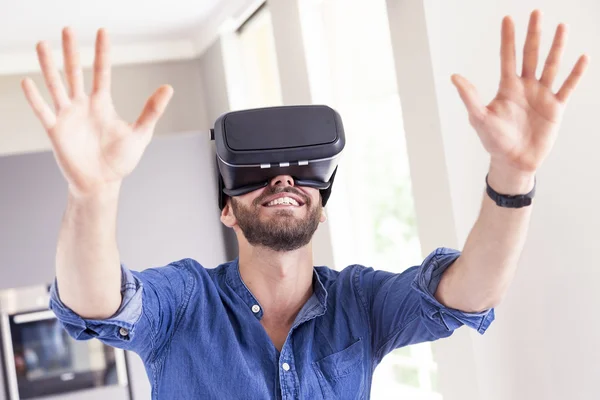 Chico vive la experiencia de la realidad virtual en casa — Foto de Stock