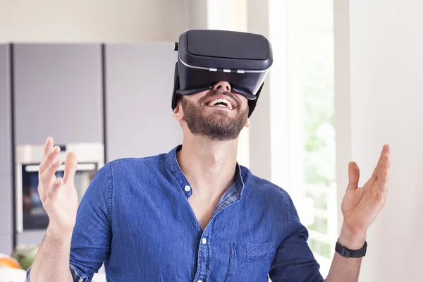 Chico vive la experiencia de la realidad virtual en casa — Foto de Stock