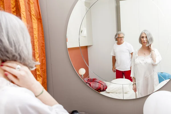 Couple d'âge mûr se reflète avant d'aller dormir — Photo