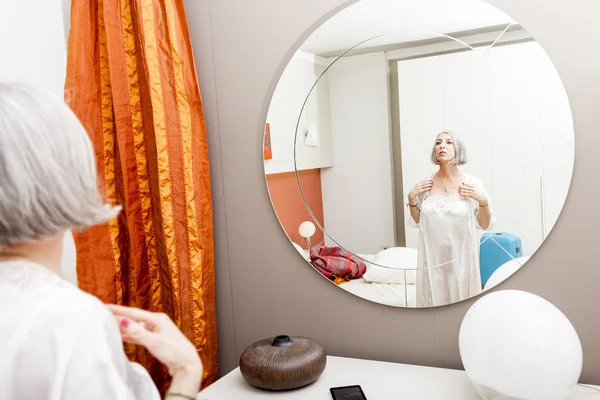 Зрелая красивая женщина зеркально перед сном — стоковое фото