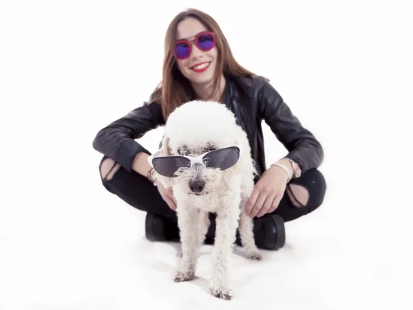 Portret małego psa z jej młodego kochanka — Zdjęcie stockowe