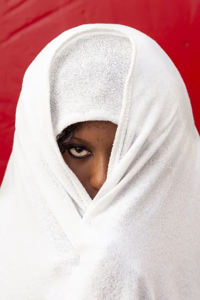 Портрет молодої афроамериканки з білою завісою на h — стокове фото