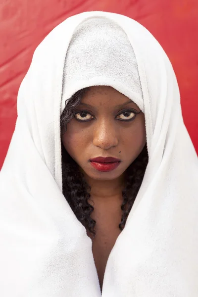Retrato de bela mulher afro-americana com um véu branco — Fotografia de Stock