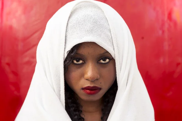 Retrato de bela mulher afro-americana com um véu branco — Fotografia de Stock