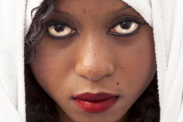 美丽的非洲裔美国女性用白色面纱的肖像 — 图库照片