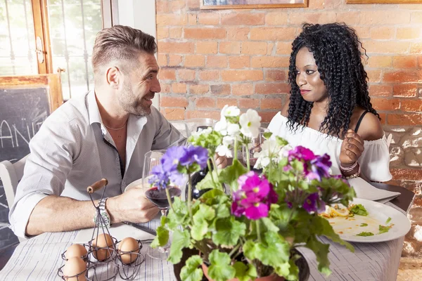 Güzel bir restoranda yemek romantik genç Çift — Stok fotoğraf