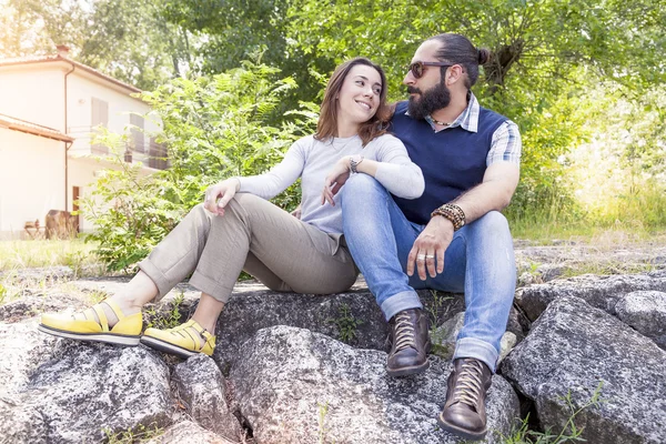 Romantic couple relaxing on the banks of a river in summer — Stock Photo, Image