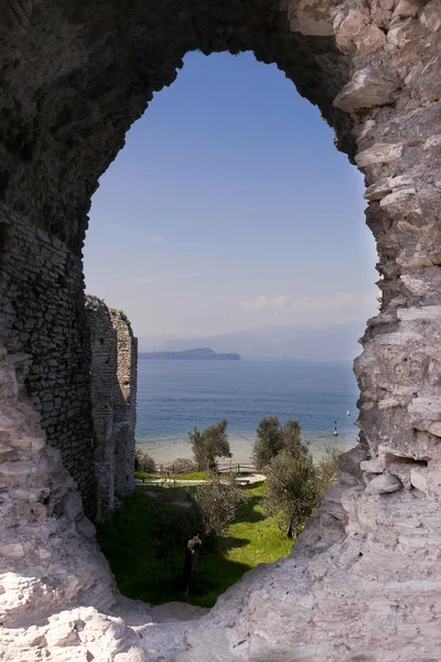 Římské ruiny jeskyně catullo na Lago di garda Itálie — Stock fotografie