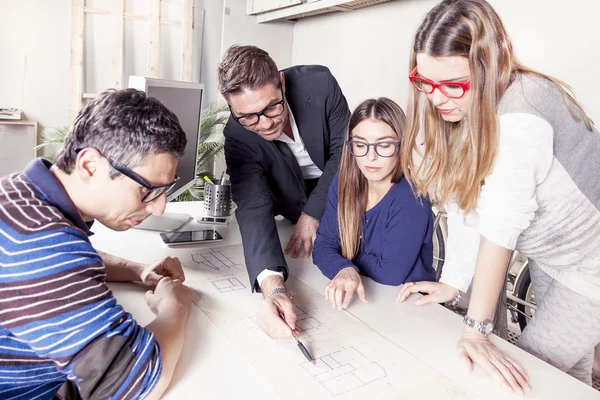 Équipe de jeunes gens d'affaires travaillant ensemble dans un nouveau bureau — Photo