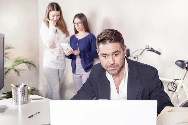 Équipe de jeunes gens d'affaires travaillant ensemble dans un nouveau bureau — Photo